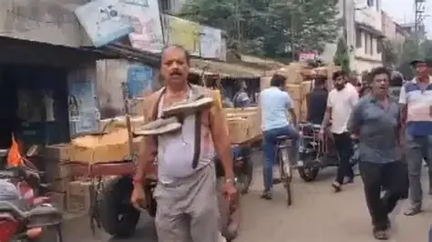 हुगली में टीएमसी नेता के साथ सार्वजनिक अपमान: भ्रष्टाचार के आरोपों पर जूतों की माला पहनाकर घुमाया गया