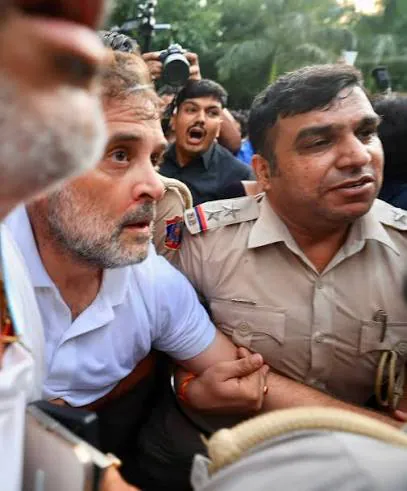 Rahul Gandhi Protest: दिल्ली में पुलिस स्टेशन के बाहर धरने पर बैठे राहुल गांधी, छात्र पर Pellet Gun चलाने के मामले में FIR की मांग; BJP ने किया पलटवार