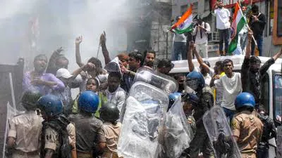 BPSC Protest: पटना में अभ्यर्थियों का उग्र प्रदर्शन, बैरिकेड तोड़ राजभवन की ओर बढ़े छात्र; पुलिस ने वाटर कैनन चलाया