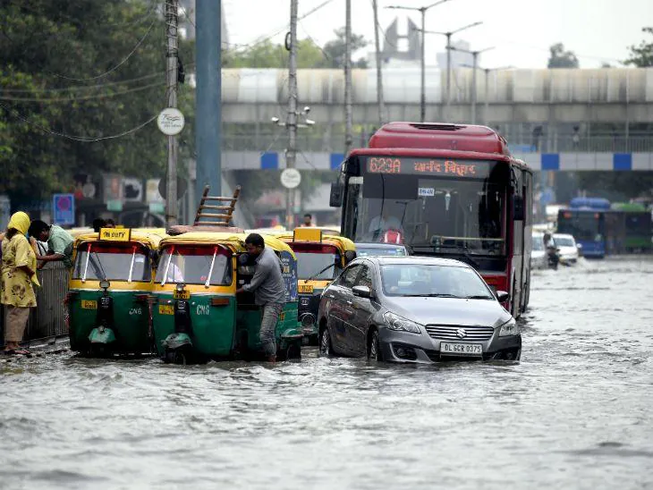 Delhi Rain: लगातार दूसरे दिन भारी बारिश से दिल्ली-NCR बेहाल, IMD का Red Alert; सड़कें जलमग्न, ट्रैफिक और उड़ानों पर असर