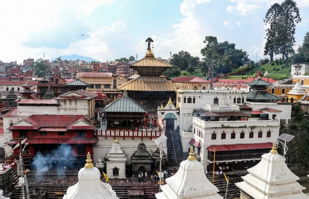 नेपाल की तबाही से बचकर बिहार पहुंचे 106 यात्री: सामने बह गई कार, रास्ते टूटे और कई घंटों तक लगा—शायद अब घर नहीं लौट पाएंगे