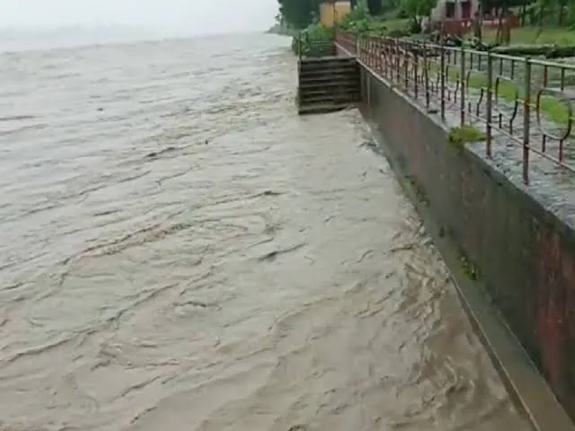 नेपाल में बारिश तो बिहार में क्यों बढ़ जाती है धड़कन? कुरसेला में खतरे के निशान से ऊपर रही कोसी, कटिहार तक निगरानी