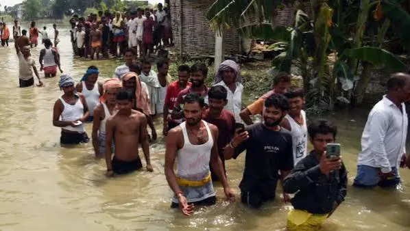 बिहार में बाढ़ का संकट अभी टला नहीं, 13 जिलों में 27 लाख से ज्यादा लोग प्रभावित