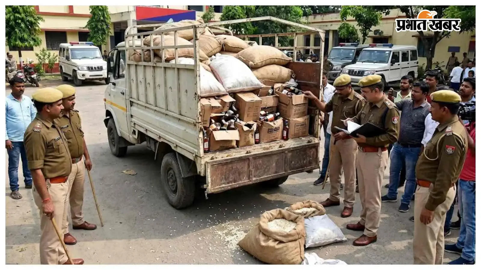 मुजफ्फरपुर में मूढ़ी की बोरियों के नीचे छिपी मिली शराब, फर्जी नंबर प्लेट वाला मिनी ट्रक जब्त
