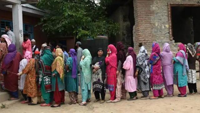 नज़रबंद नेताओं के बीच कश्मीर में कैसे होंगे ये घरेलू चुनाव?