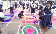 आकर्षक रंगोली बनाकर बच्चों ने मोहा सभी का मन
