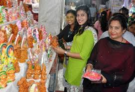 दीपों के त्योहार के उल्लास में डूबे लोग