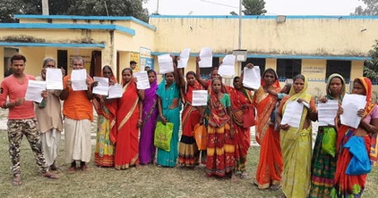 भूमिहीनों ने सीओ कार्यालय परिसर में किया प्रदर्शन