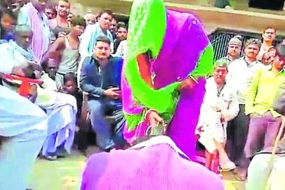 पंचायत के आदेश पर महिला ने युवक को चप्पल से पीटा, Video हुआ