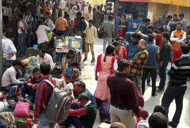 लंबी दूरी की ट्रेनों पर कोहरे का असर शुरू