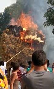 अररिया मे पुआल लदे मिनी ट्रक में लगी आग, अफरा-तफरी