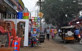 नप की उदासीनता से सड़कों का अतिक्रमण