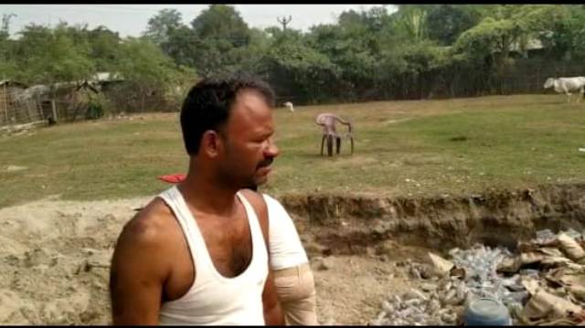 फुलकाहा में जब्त किये गए शराब को दफनाया गया