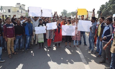 सड़क पर उतरे इंजीनियरिंग के छात्र