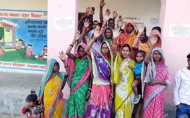 छात्रों व अभिभावकों ने की स्कूल में तालाबंदी