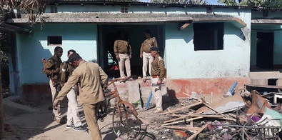 फरार पिता-पुत्र के घर पुलिस की कुर्की जब्ती