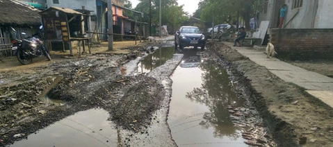 एनएच पर बने गड्ढे में जमा पानी से परेशानी
