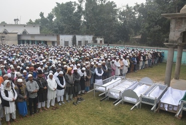 जनाजे में शामिल होने को उमड़ा सैलाब