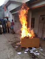 प्रदर्शनकारी रेलवे को कर रहे क्षति