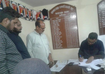 घर में घुसकर चलाई गोली, पिता-पुत्र बचे