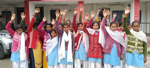 योजना लाभ से वंचित आक्रोशित छात्राओं ने किया प्रदर्शन