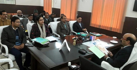 पौधरोपण से बचाया जा सकता भू क्षरण: आयुक्त