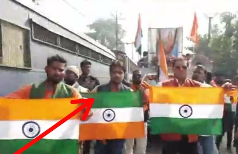 फॉरबिसगंज के विधायक के बेटे ने रैली के दौरान झंडे को उल्टा पकड़ के किया समर्थन