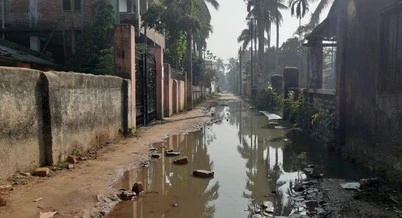 दासपाड़ा मोहल्ला में सड़क पर बह रहा नाला का पानी