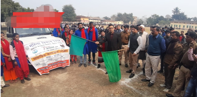 नुक्कड़ नाटक टीम को डीएम ने किया रवाना...