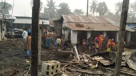 अररिया:- आग लगने के बाद अग्निपीड़ित परिवार खुले आसमान में रहने को विवश