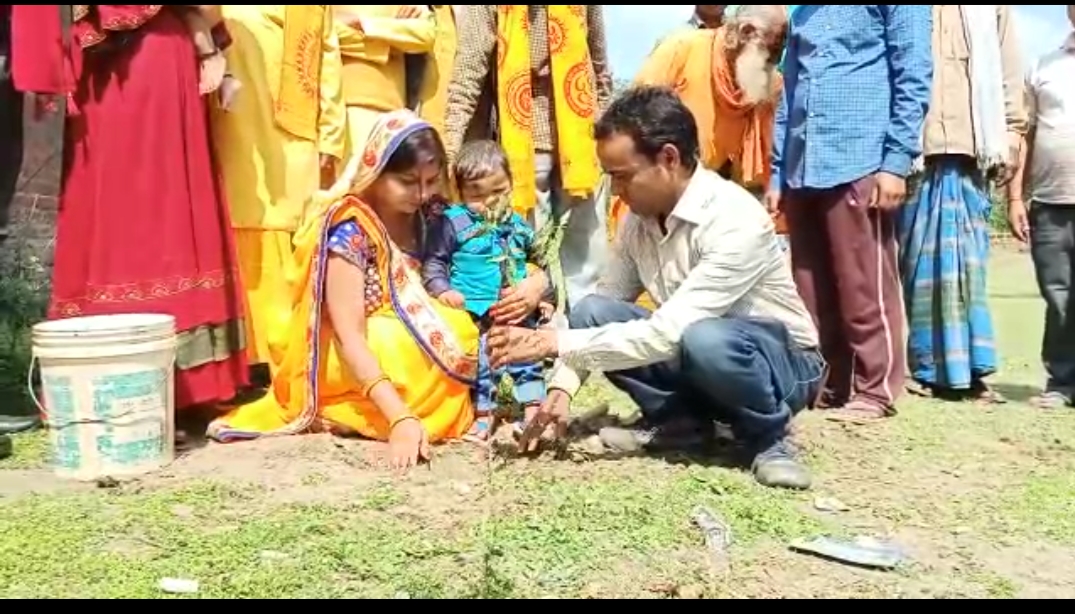 सुपौल:- एक दंपति बेटे के प्रथम जन्म पर जल जीवन हरियाली से किया पहला पहल।