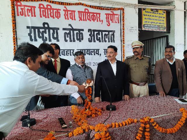 सुपौल:- राष्ट्रीय लोक अदालत पे ए डि जे के द्वारा दीप उदघाटन