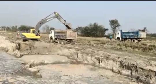 मधेपुरा:- अधिकारियो की मिली भगत से हो रहा है खेल, मिट्टी काटने और बेचने वालो के खिलाफ नही हो रही है कारवाई