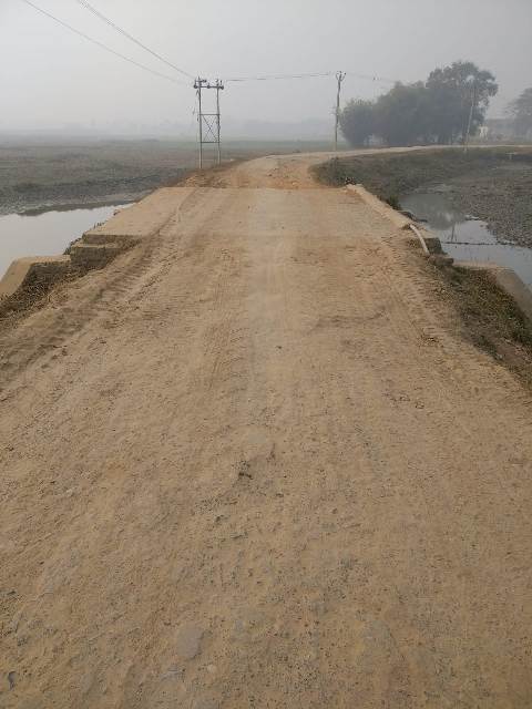 मधेपुरा :- N H 107 मुख्य सड़क पर कोई ब्रेकर नहीं