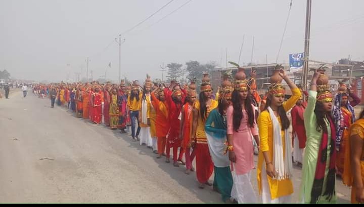बथनाहा में कलश यात्रा निकाली गयी
