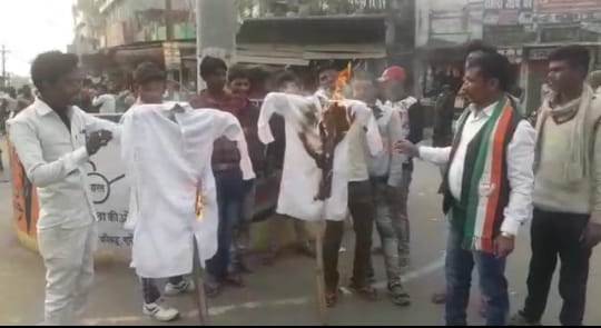 सुपौल:- पीएम सीएम का कांग्रेस नेता ने पुतला जलाकर जताया बिरोध