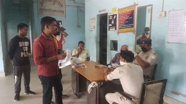 अररिया /फारबिसगंज में लॉक डाउन  से शहर में बेवजह घूम रहे लगभग दो दर्जन से अधिक मोटरसाइकिल एवं ऑटो चालकों को पुलिस ने कार्रवाई करते हुए पकड़ा एवं जुर्माना वसूला।