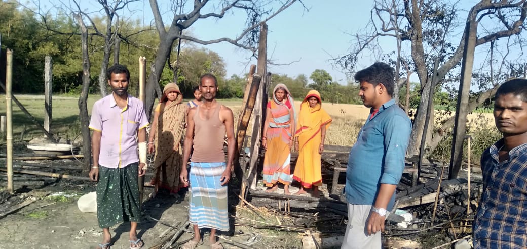 अररिया-नरपतगंज प्रखंड के मिरदौल पंचायत के वार्ड संख्या 13 में सोमवार को तेज पछुआ हवा बहने के कारण दो परिवार का एक साथ चार घर जलकर राख