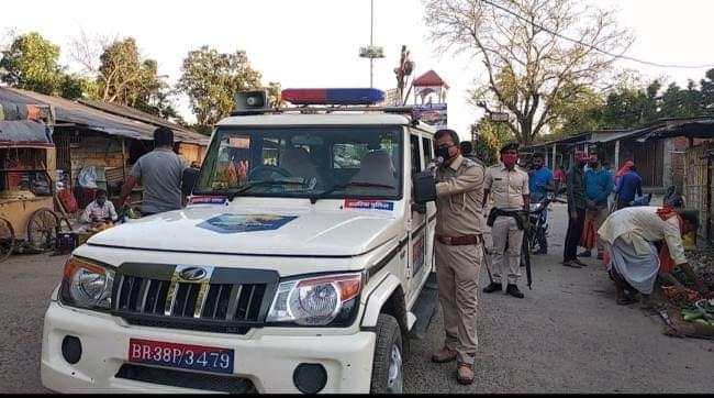 अररिया-फुलकाहा थानाध्यक्ष हरेश तिवारी ने फुलकाहा बाजार में लोगों को एक कविता के माध्यम से घरों में रहने की अपील की।