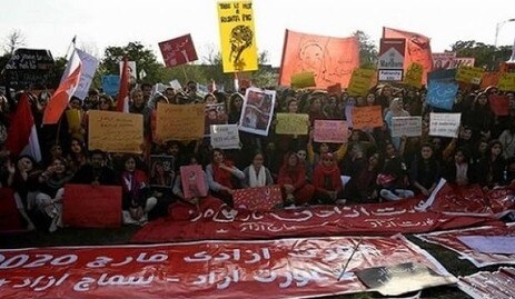 पाकिस्तान में न्याय और इंसाफ की मांग के लिए 'औरत मार्च', मुल्लाओं पर पथराव करने का आरोप