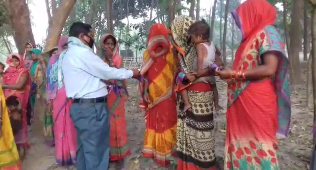 सोशल डिस्टेंसिंग का पूर्ण पालन नहीं हो रहा