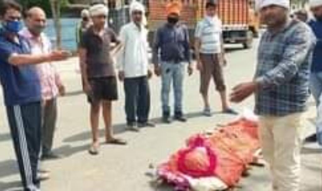 कोरोना का खौफ: पत्नी की अंतिम विदाई पर आए लोगों को पति ने लौटाया!