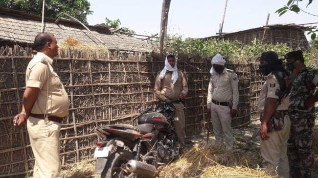 अररिया-फारबिसगंज थाना क्षेत्र के रमई पंचायत स्थित रमई गांव के वार्ड संख्या पांच में रविवार को गेहूं के बौझे के ढेर में छुपा कर रखी हुई काली रंग की एक बिना नंबर की पल्सर मोटर साइकिल