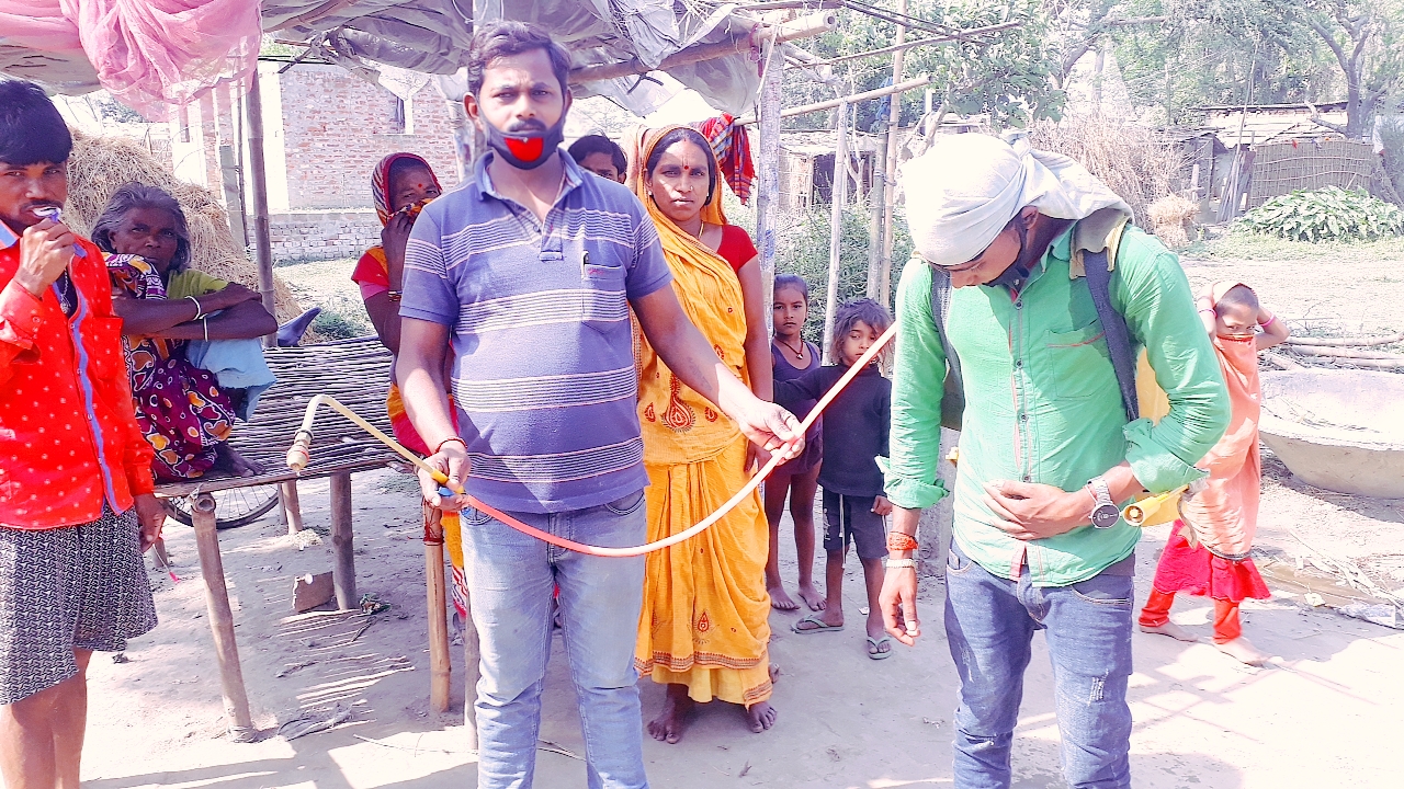 ग्राम पंचायत पूरे वार्ड में बिलीचिंग पाउडर का छिड़काव करवा रहे है
