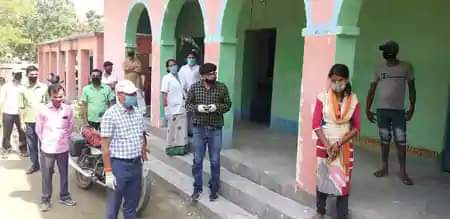 अररिया: डीडीसी व डीआरडीए डायरेक्टर ने नरपतगंज क्षेत्र के स्कूल क्वारंटाइन सेंटरों का लिया जायजा