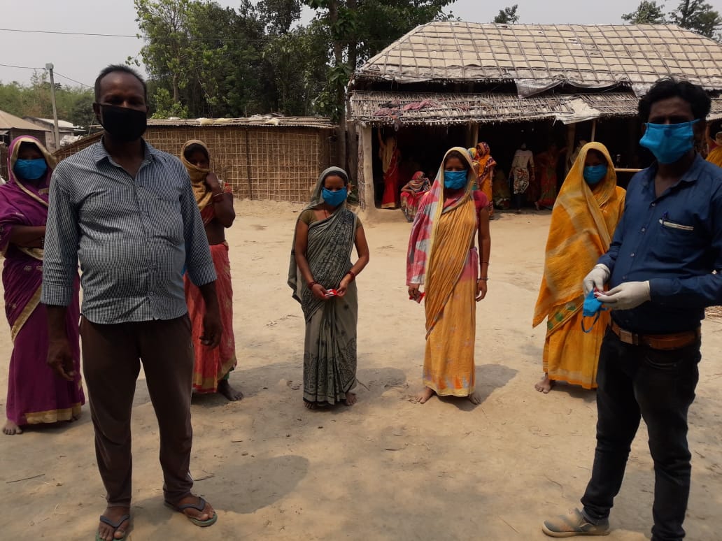त्रिवेणीगंज: जीविका के कार्यकर्ताओं द्वारा पंचायत में बांटे गए मास्क एवं साबुन