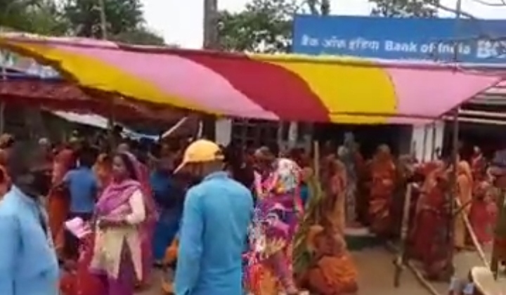 सुपौल: भीमपुर स्थित बैंक ऑफ इंडिया समेत अन्य बैंकों में नहीं हो पा रहा है सोशल डिस्टेंस का पालन