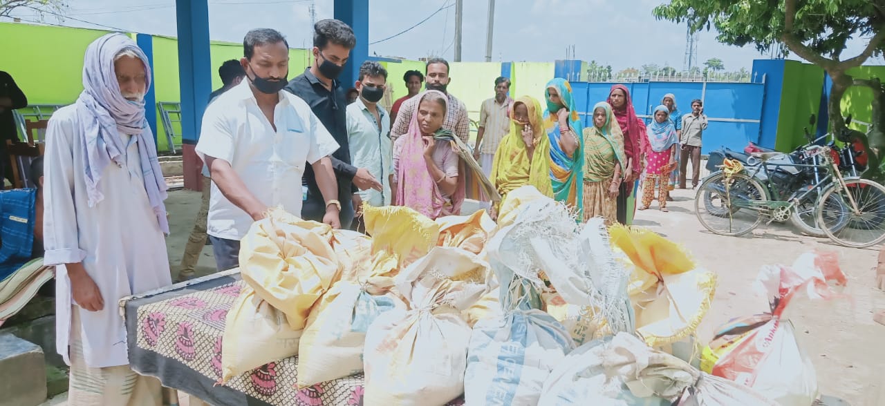 कीर्किचिया में पूर्व मुखिया द्वारा बांटी गई राशन सामग्री।