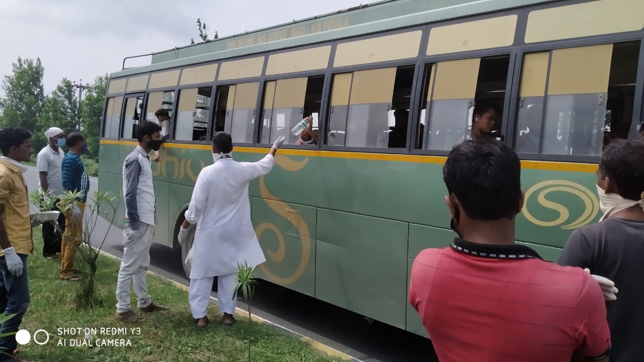 फारबिसगंज युवा कमिटी के सदस्यों ने प्रवासी मजदूरों के बीच किया भोजन का वितरण