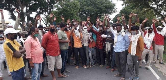 अररिया: मजदूरों ने सड़क जाम कर किया जमकर प्रदर्शन।